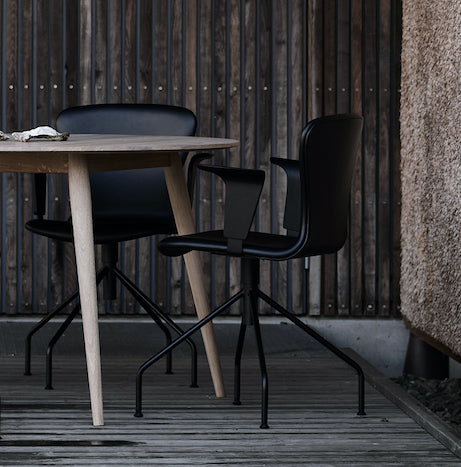 PLAY Arm Chair Swing – Basic Leather in Black PLAY Arm Chair Swing – Basic Leather in Black Bruunmunch