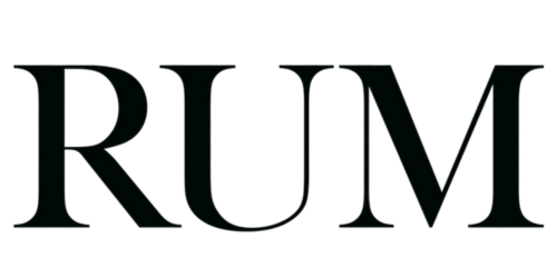 RUM logo magasin text on a white background